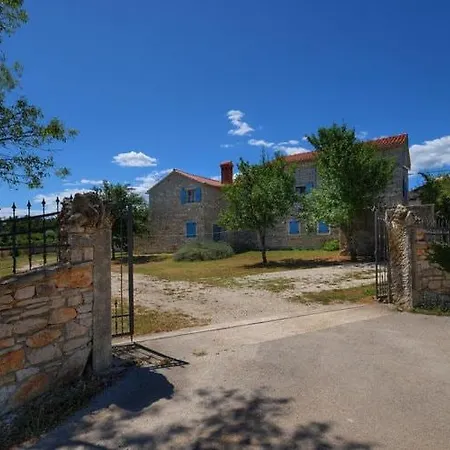Vikendica Authentic Istrian Casa With Pool Ideal For Families With Kids Or Group Of Friends